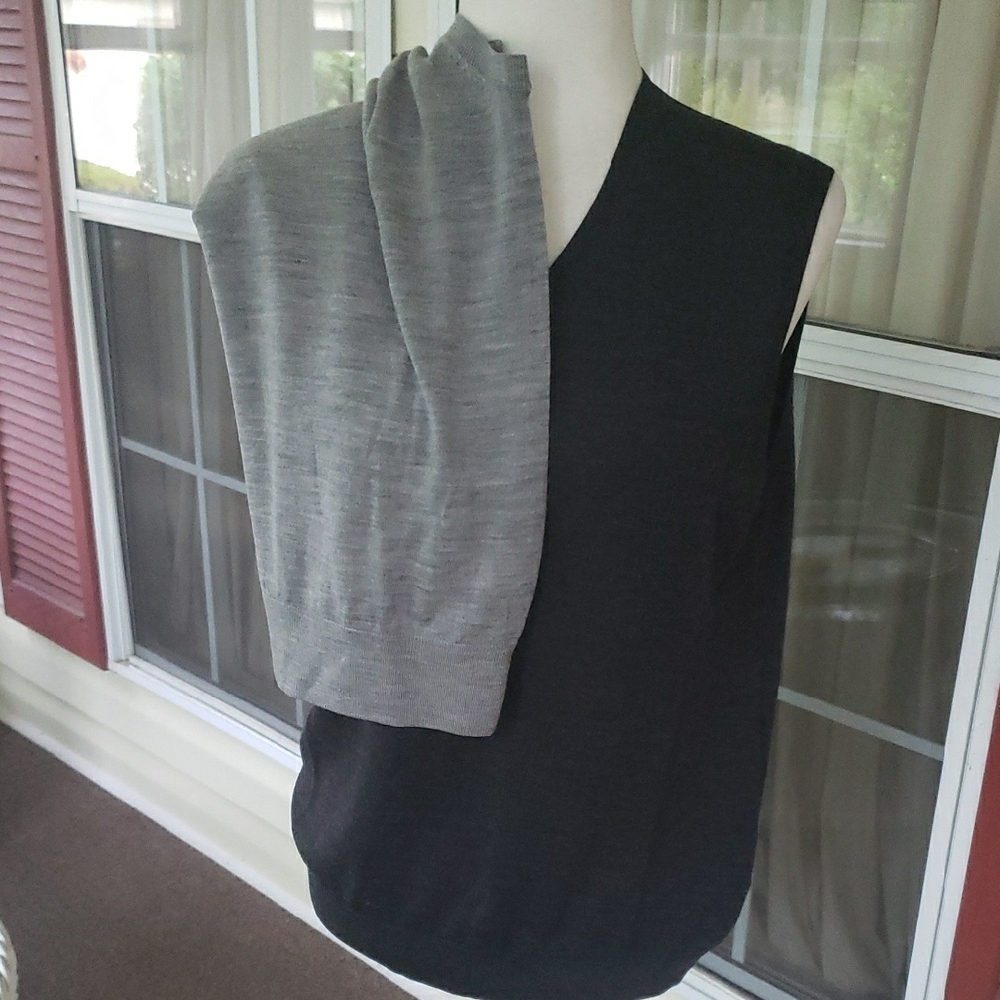 UNIGLO Pure New Wool Men's L Sweater Vest‎